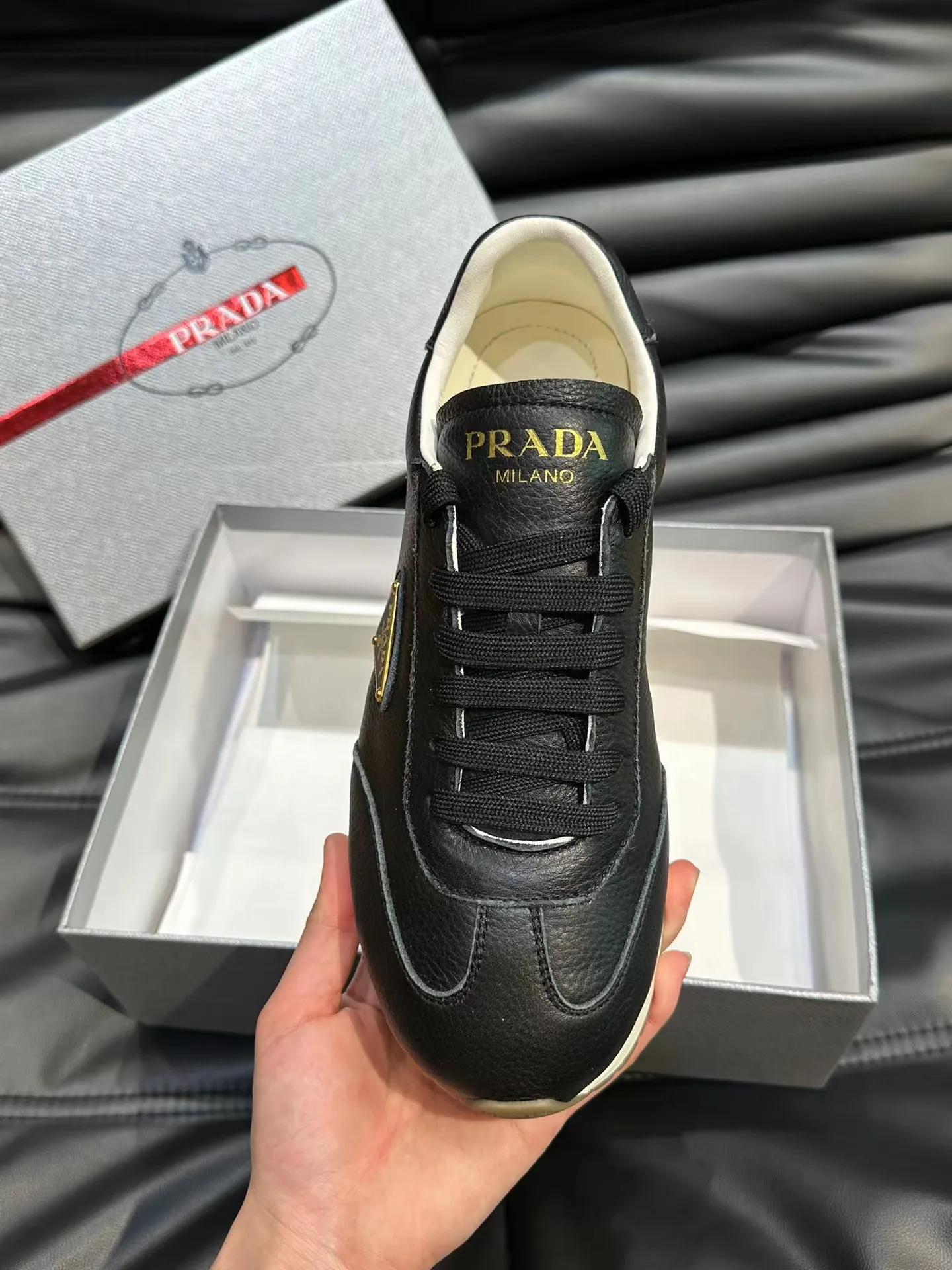 P400 38-45 Prada Prada’s new men’s leather sneakers, the highest version on the market, any comparison is welcome🆚! The original leather has excellent texture and is super high-end! Fetal sheep net lining imported from Italy, removable pad! Luxurious materials and fine workmanship, highly recommended!